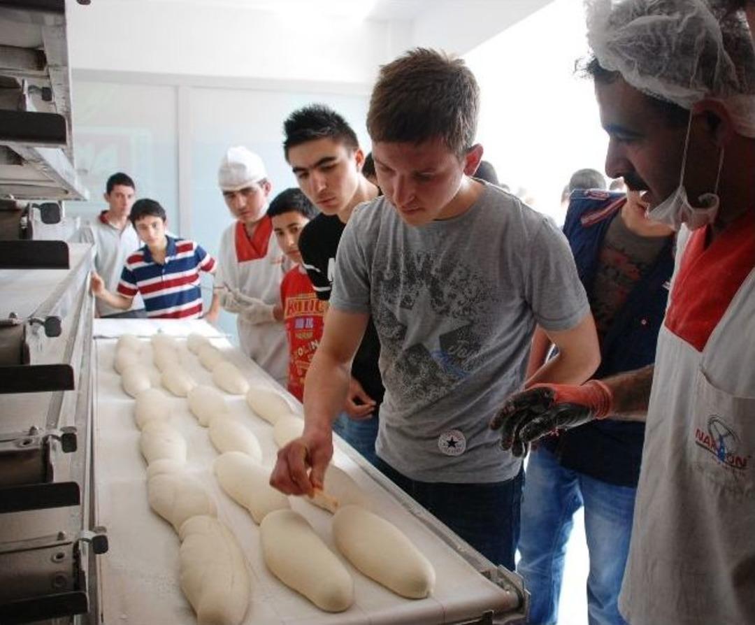 &Ouml;ğrencilerden Ortaklar Halk Ekmeğe Ziyaret