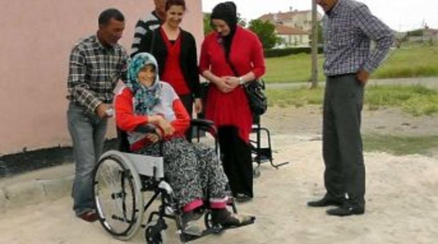 Fel&ccedil;li Annenin Tekerlekli Sandalye Mutluluğu