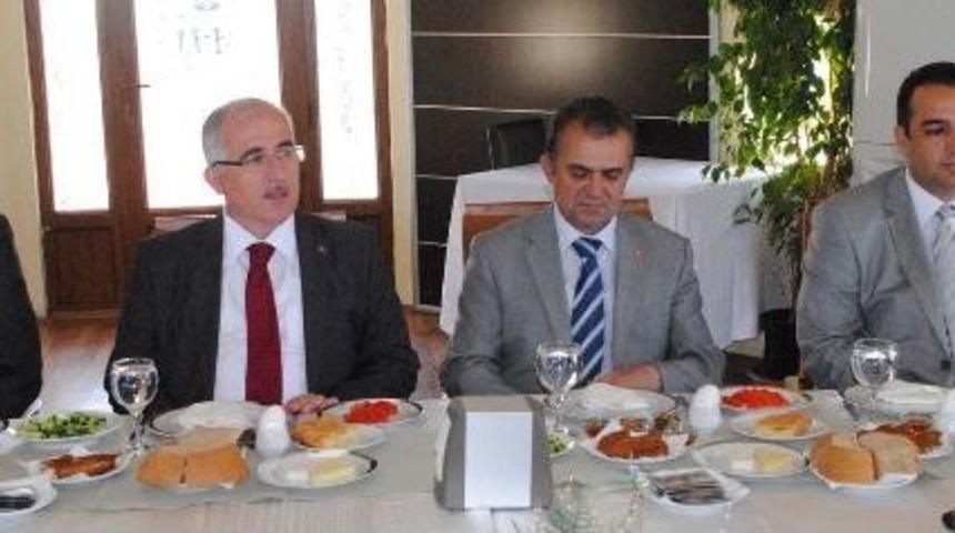 &Ccedil;anakkale Valisi Tuna Gazetecilere Vedalaştı
