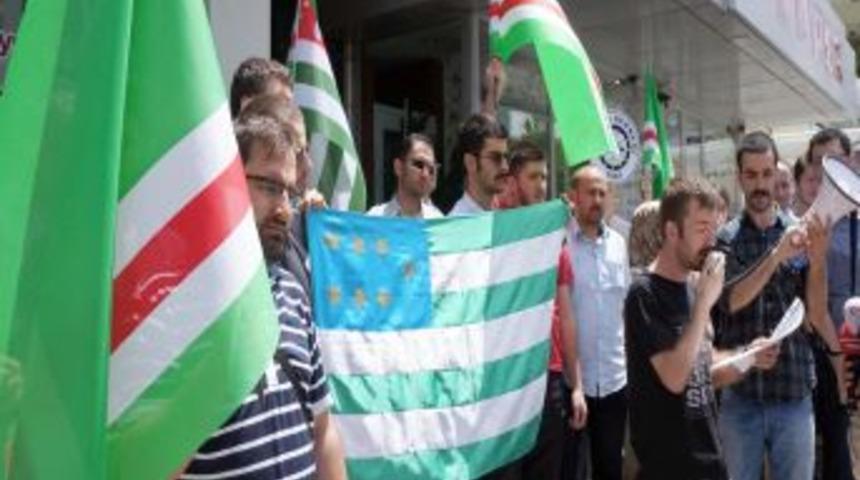 Çeçen Konsolos Cinayeti Evinin Önünde Protesto Edildi