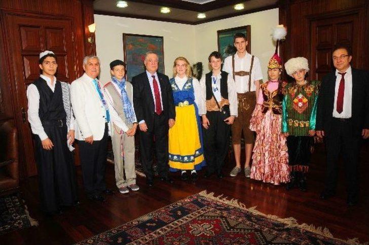 İsveç’ten Geldi; “çemberimde Gül Oya”yı Söyledi G1