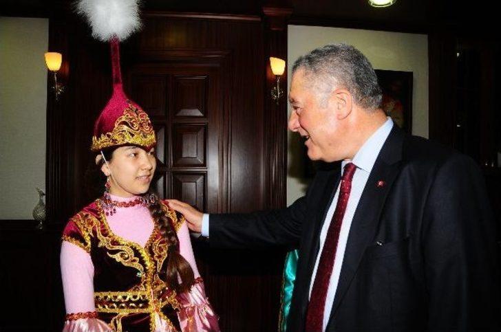 İsveç’ten Geldi; “çemberimde Gül Oya”yı Söyledi G2