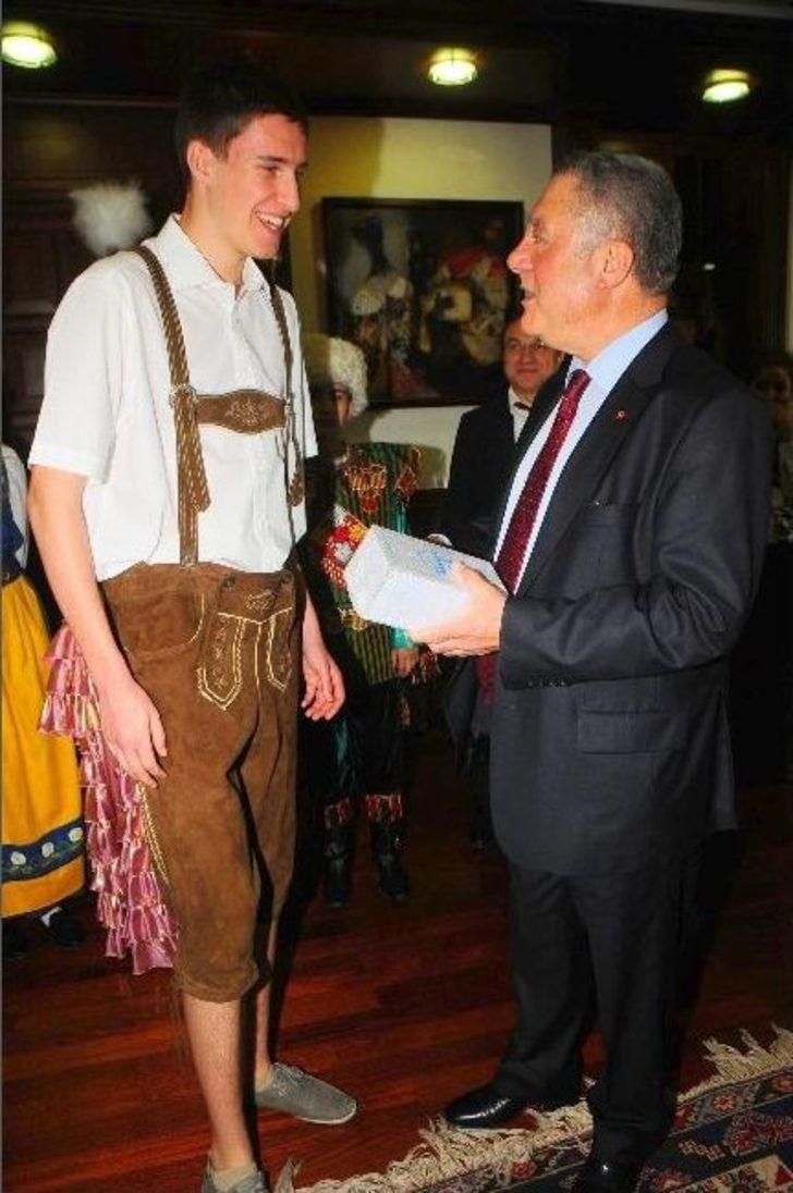 İsveç’ten Geldi; “çemberimde Gül Oya”yı Söyledi G3