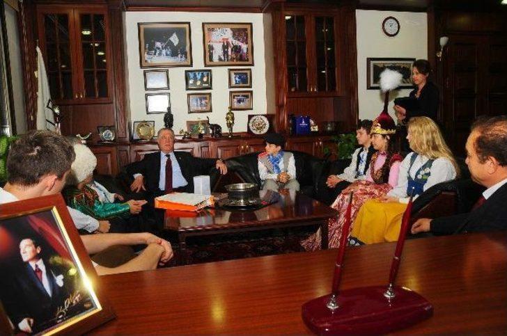 İsveç’ten Geldi; “çemberimde Gül Oya”yı Söyledi G4