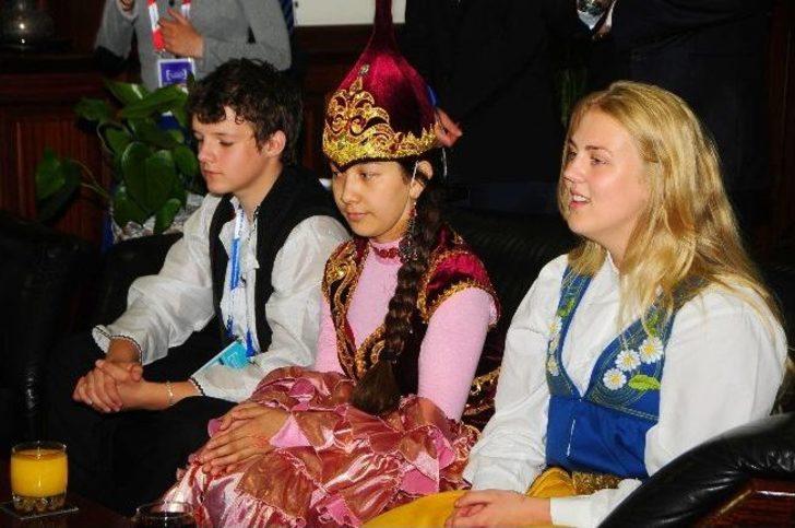 İsveç’ten Geldi; “çemberimde Gül Oya”yı Söyledi G5