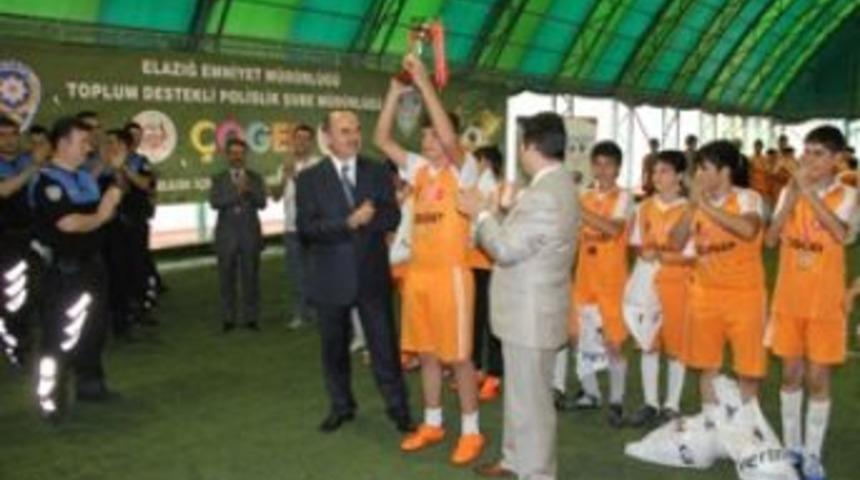 Dereceye giren okullara kupaları verildi