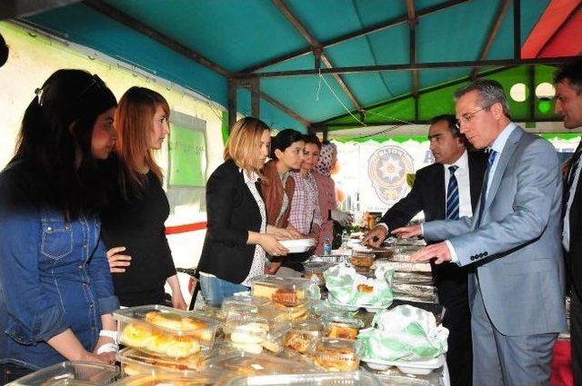 Polis Eşlerinden Örnek Davranış