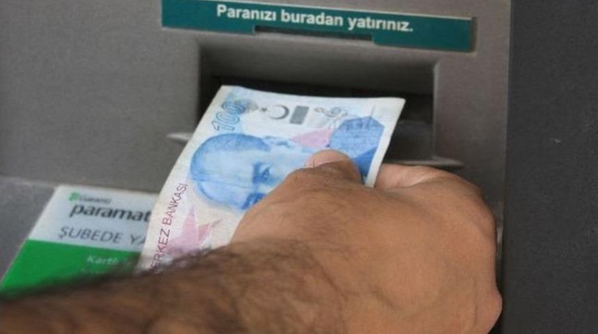 Atm&rsquo;de Unutulan Karttan Para &Ccedil;eken Zanlı Yakalandı