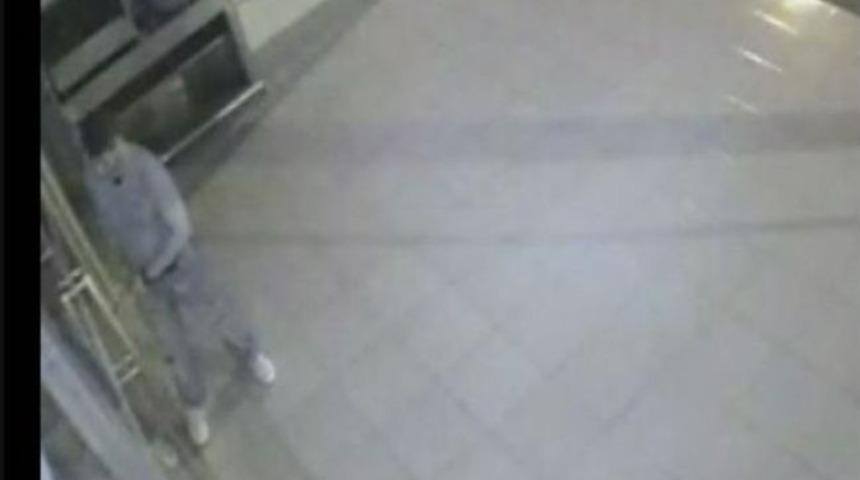 Hırsızlık Anı G&uuml;venlik Kamerasında