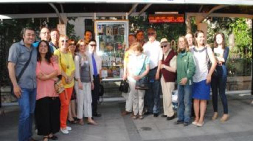 &Ccedil;anakkale'de Otob&uuml;s Durağına Kitaplık Yapıldı