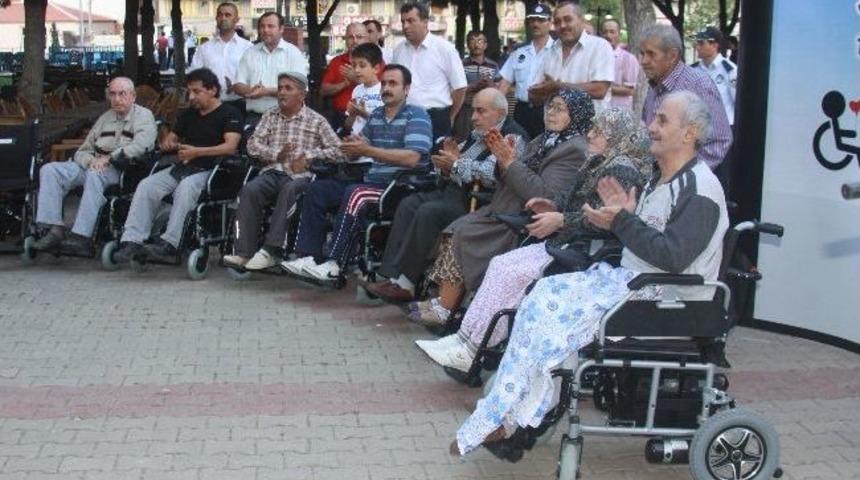 Engellilere Ak&uuml;l&uuml; Araba Dağıtıldı