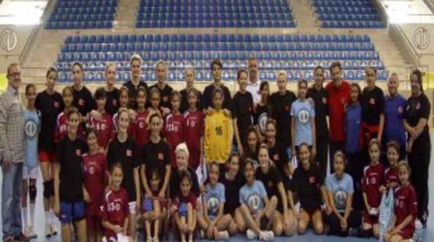 Bayan Hentbol Milli Takımı Şampiyona Hazırlıklarına Devam Ediyor