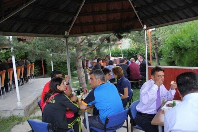 Gen&ccedil;lik Hizmetleri Ve Spor İl M&uuml;d&uuml;rl&uuml;ğ&uuml; Personeline Moral Yemeği 2