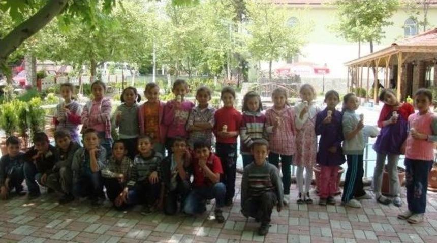 &Ouml;ğrencilere Pideler &Ouml;ğretmenden, Dondurmalar Başkandan