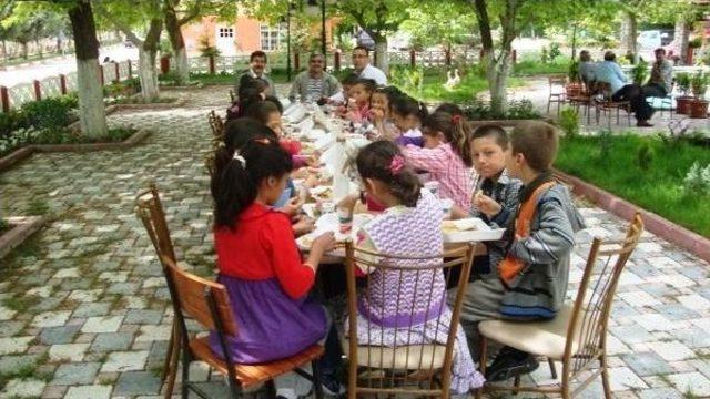 Öğrencilere Pideler Öğretmenden, Dondurmalar Başkandan 1