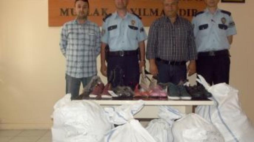 Gemerek Polisi Ihtiya&ccedil; Sahibi &Ouml;ğrencilere Ayakkabı Yardımı Yaptı