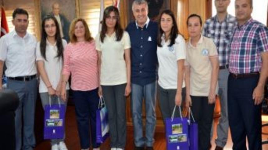 Belediye Başkanı Ş&uuml;kr&uuml; S&ouml;zen Kitap Okuyanları &Ouml;d&uuml;llendirdi