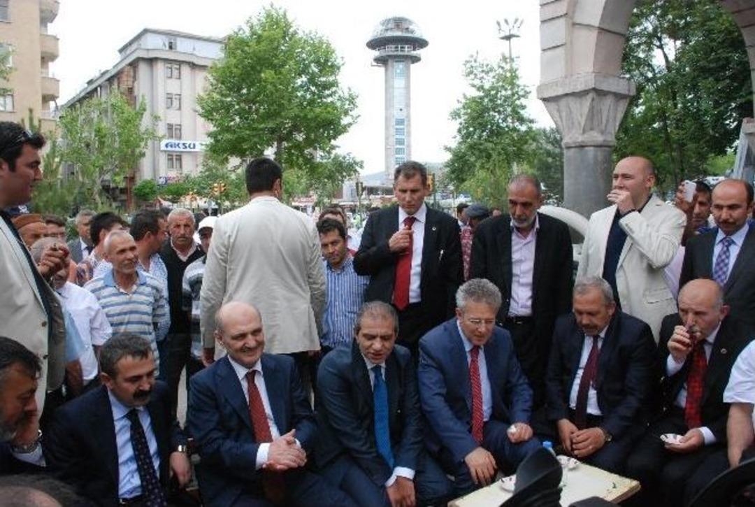 Bakan Bayraktar, Turhal'da Ziyaretlerde Bulundu