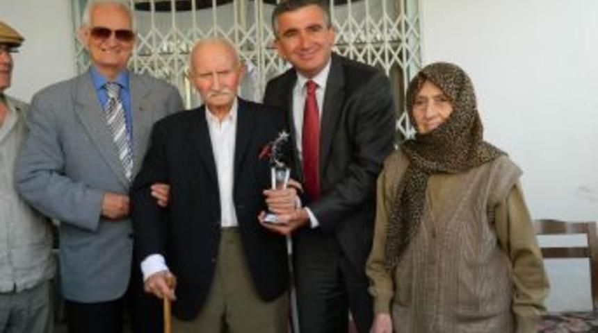 Ak&ccedil;akocalı Hayırsever Belediyeye Tam Donanımlı Ambulans Bağışladı