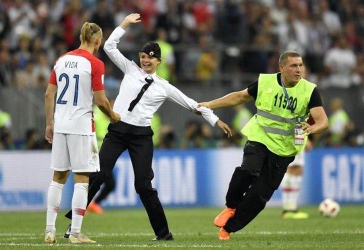 Fransa-Hırvatistan maçının ikinci yarısında sahaya giren 4 kişiden birinin manken olduğu ortaya çıktı.