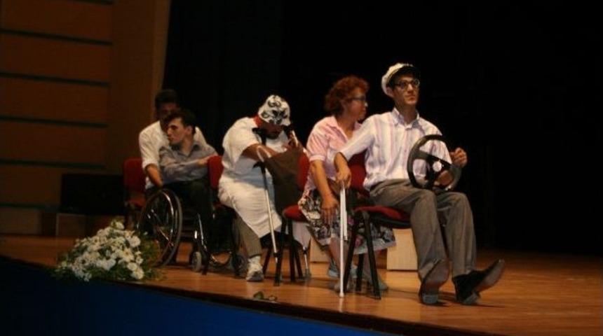 Engelliler Tiyatrosu Denizli&rsquo;de "engellenemeyenler" Adlı Oyunu Sahneledi