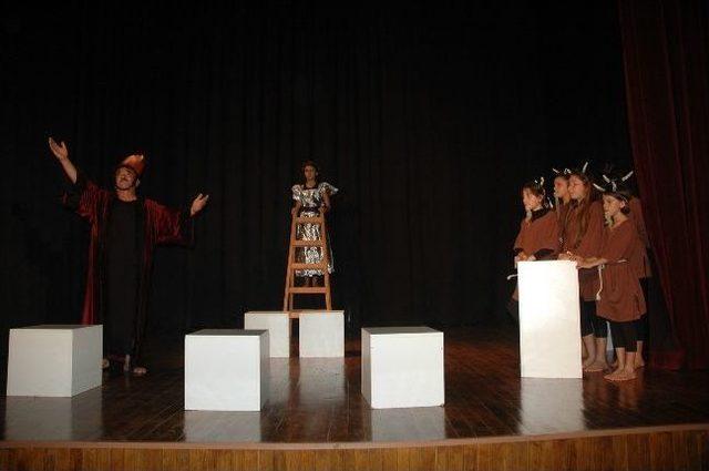 Urla&rsquo;da Tiyatro G&uuml;nleri Başladı 1