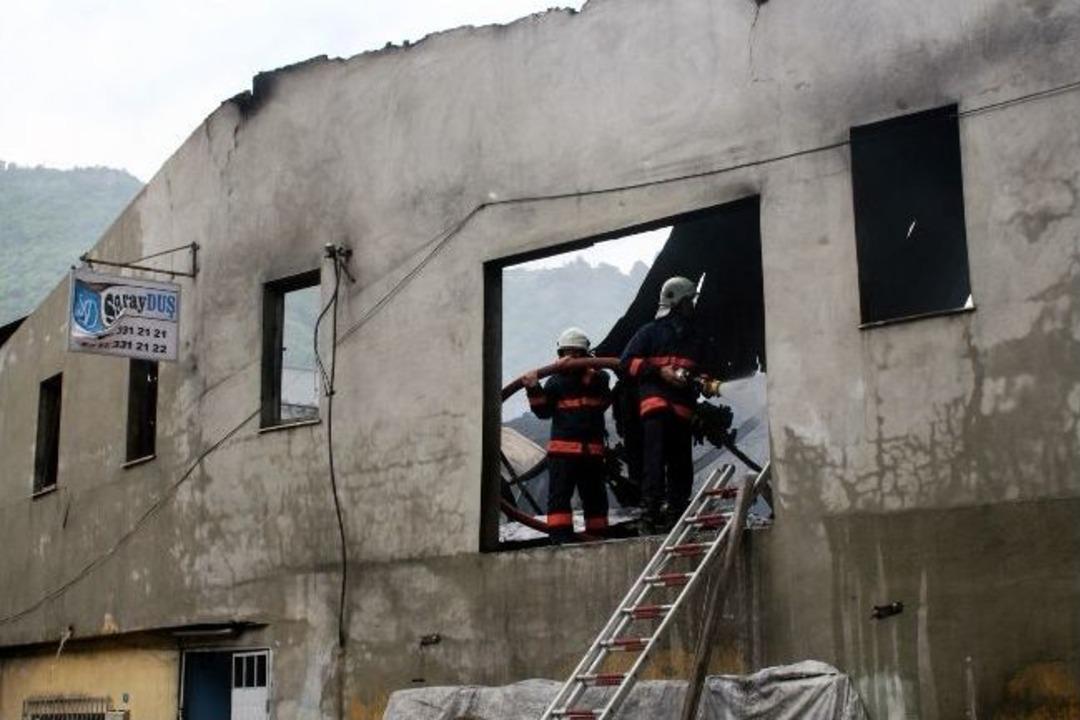 Trabzon&rsquo;da Duşa Kabin Fabrikasında Yangın