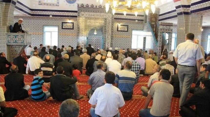 Vali D&uuml;zg&uuml;n, Cami A&ccedil;ılışına Katıldı