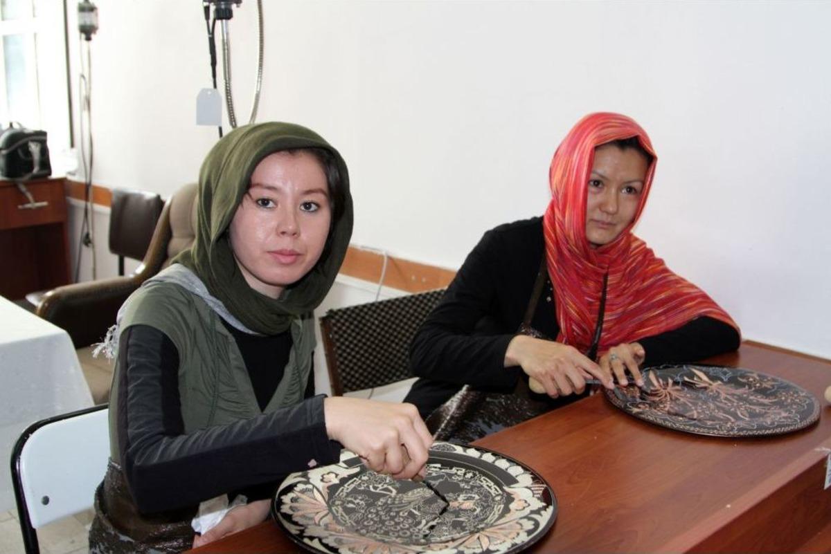 Afgan Bayanlar Bakır Işleme Kursu Alıyor