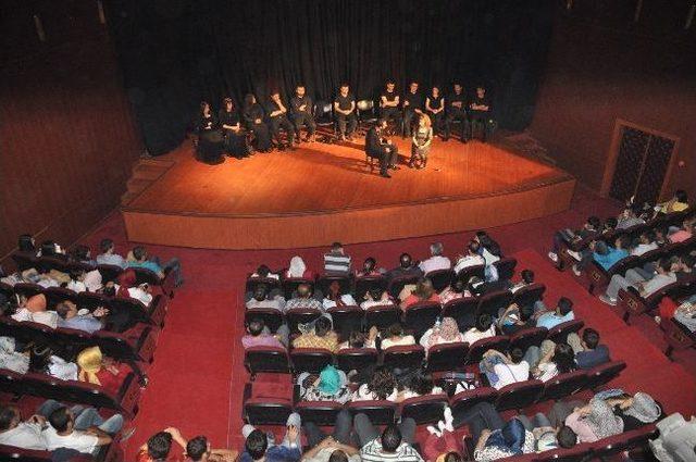 Şehir Tiyatrosu At&ouml;lye &Ouml;ğrencilerinin İlk Oyunu Sahnelendi 1