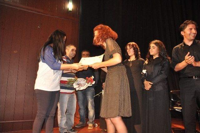 Şehir Tiyatrosu At&ouml;lye &Ouml;ğrencilerinin İlk Oyunu Sahnelendi 3