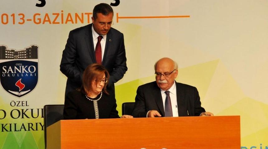 Bakan Şahin: D&uuml;nyanın K&uuml;lfeti Bir D&uuml;ğmeyle &Ccedil;ocuğun Huzurunda Anne Baba Olmak Zor