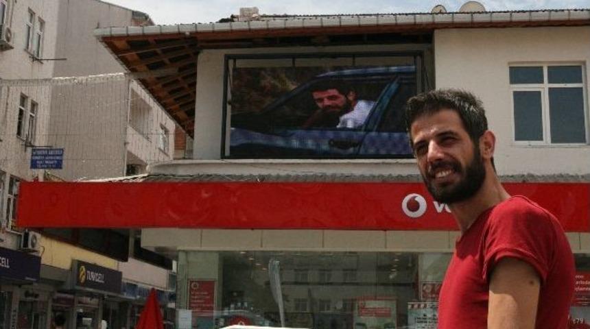 Rizeli Gen&ccedil; Trabzonlu Kıza Aşkını Led Ekrandan İtiraf Etti