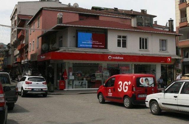 Rizeli Genç Trabzonlu Kıza Aşkını Led Ekrandan İtiraf Etti