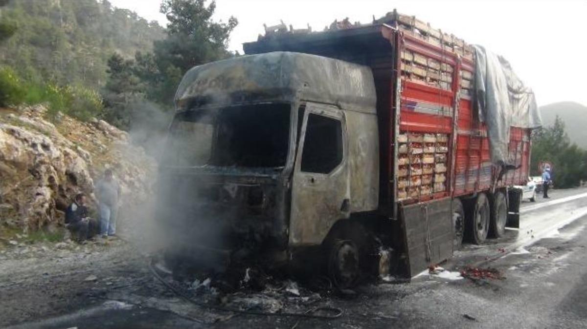 Fethiye De Domates Y&uuml;kl&uuml; Kamyonda &Ccedil;ıkan Yangın Korkuttu
