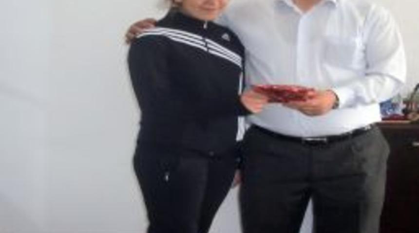 Boz&uuml;y&uuml;kl&uuml; Buse Tekvandoda T&uuml;rkiye Ikincisi Oldu