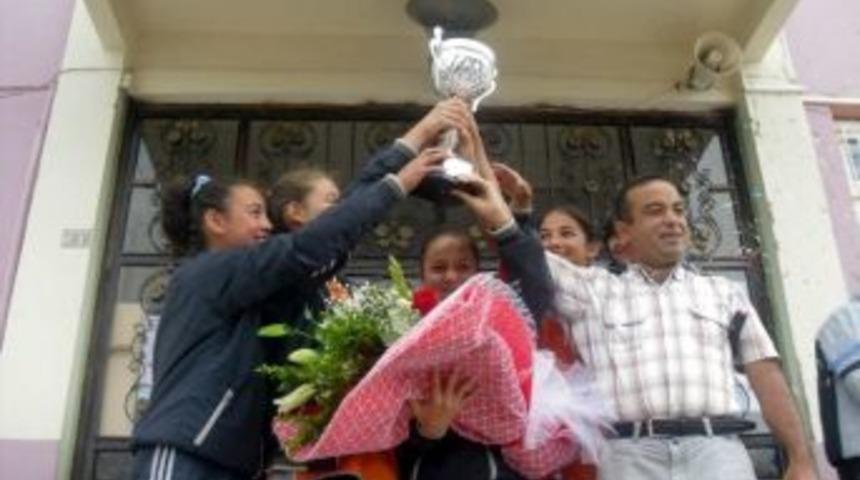 Ereğli&rsquo;de Şampiyon Atletler Coşkuyla Karşılandı