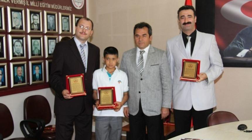 Proje Biricisi &Ouml;ğrencinin Hediyesi Kitap Oldu