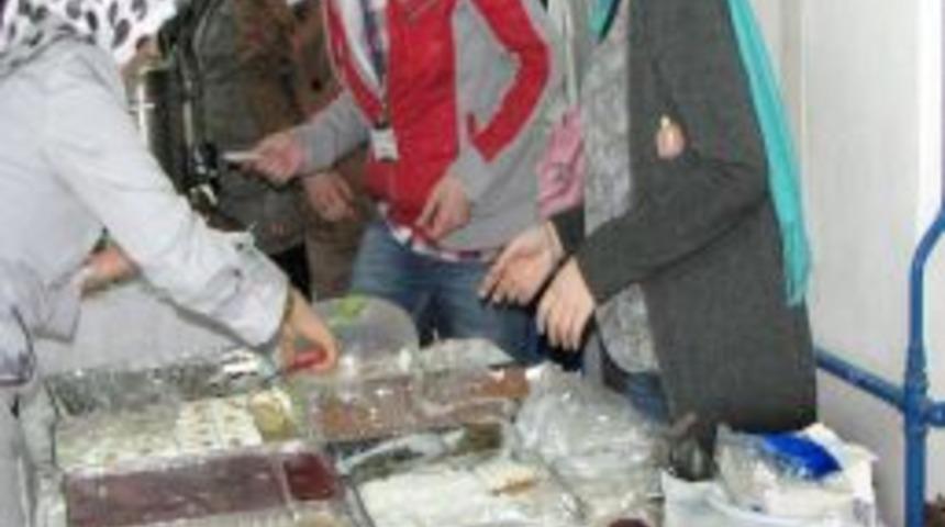 Ulus Dost Eller Derneği &Ouml;ğrenciler I&ccedil;in Kermes D&uuml;zenledi