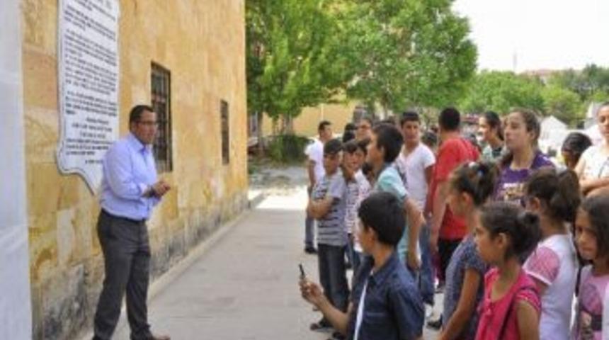 İlk&ouml;ğretim Lise Ve &Uuml;niversite &Ouml;ğrencileri &lsquo;tarihe Yolculuk&rsquo; Projesi Kapsamında Tarihi Mekanları Gezdi