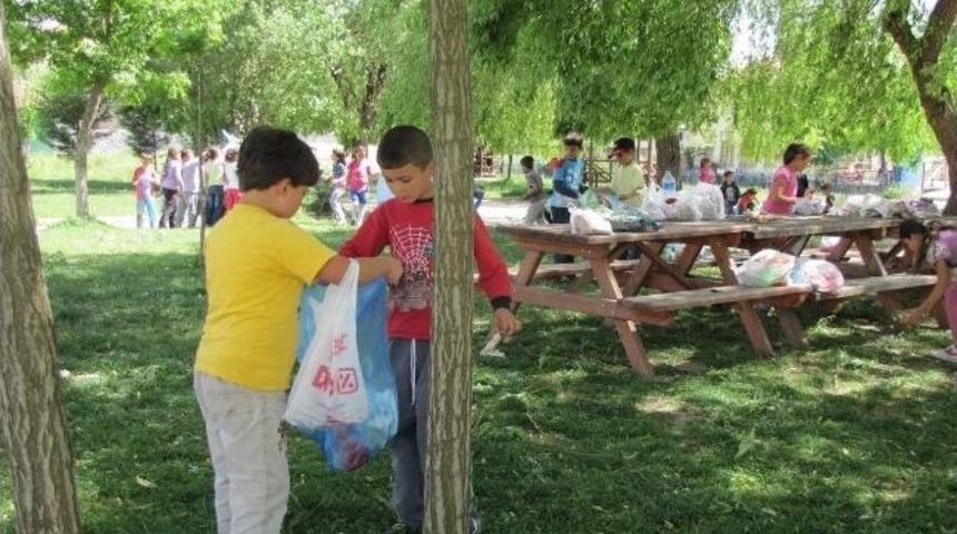 Atat&uuml;rk İlkokulu &Ouml;ğrencilerinden &Ccedil;&ouml;p Toplama Etkinliği