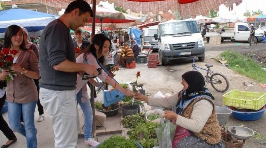 Bolvadin'de &Uuml;niversite &Ouml;ğrencilerinden &Ccedil;alışan Annelere Ziyaret