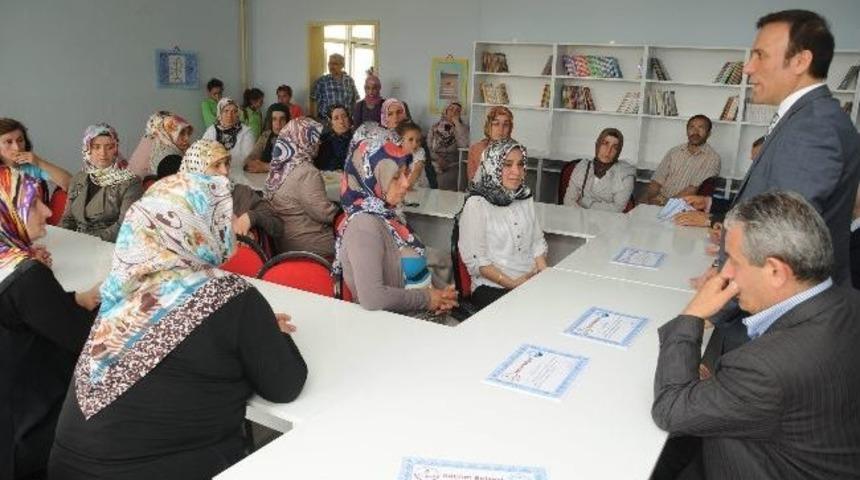 &ldquo;aile Okulu Eğitimi&rdquo;ni Tamamlayan Annelere Sertifika