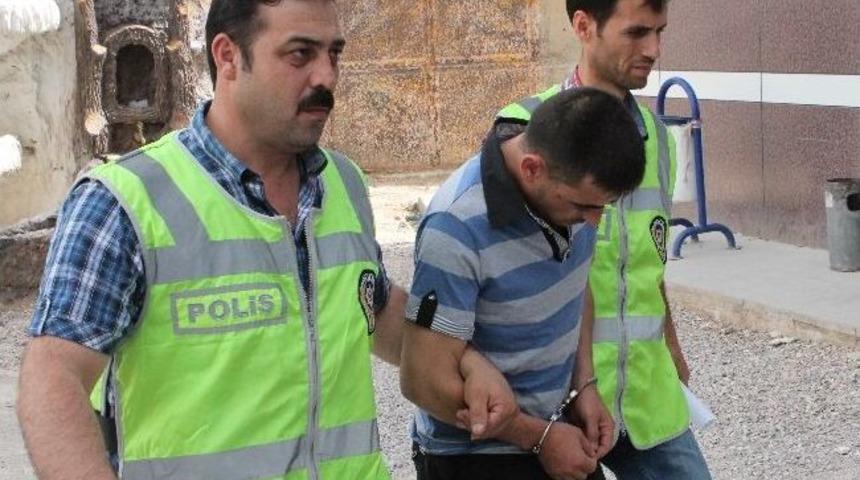 Polisi Soydular, 2 Saatte Yakalandılar