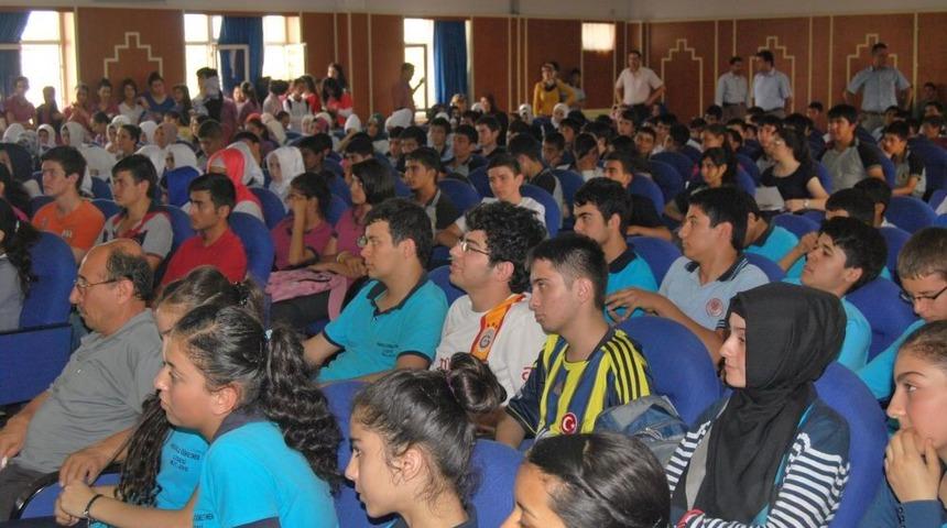 Yazar &Ccedil;amlıca: Aileler Şikayet Yerine Gen&ccedil;lerle Iletişim Kurmalı