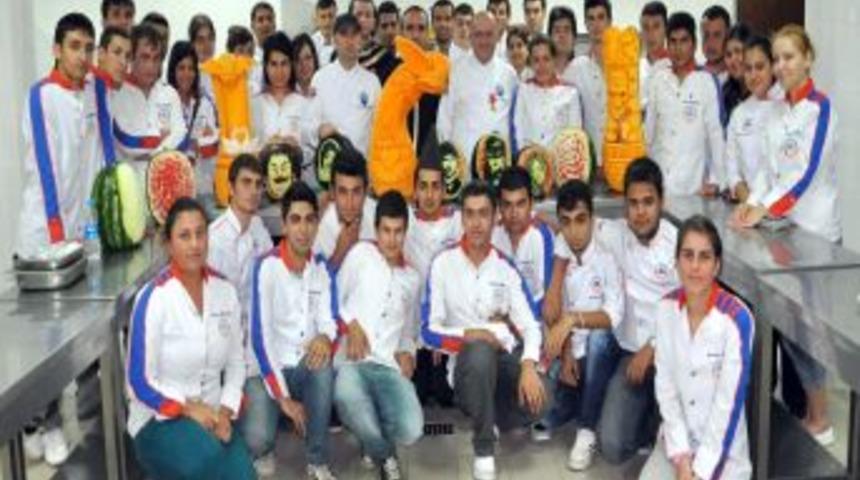 Turizm &Ouml;ğrencileri, Karpuz &Uuml;zerine Atat&uuml;rk S&uuml;slemesi Yaptı