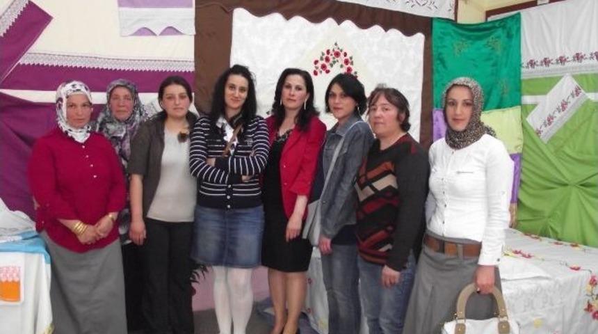 Kurs G&ouml;r&uuml;rken &Uuml;rettiklerini Sergilediler