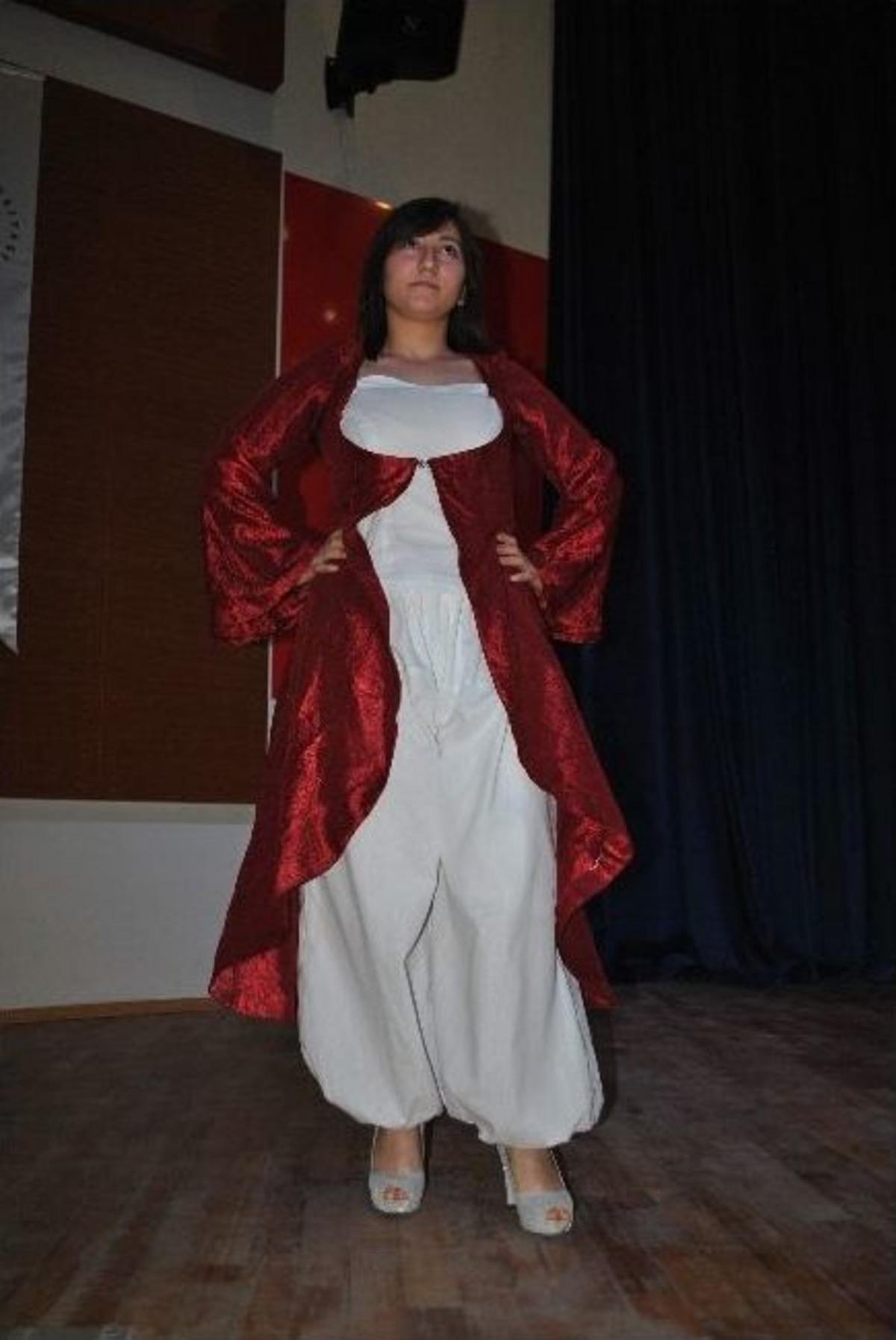 Kanepe &Ouml;rt&uuml;leriyle Defile