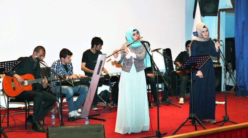 &Uuml;niversite &Ouml;ğrencileri Yetim &Ccedil;ocuklu Aileler Yararına Konser D&uuml;zenledi