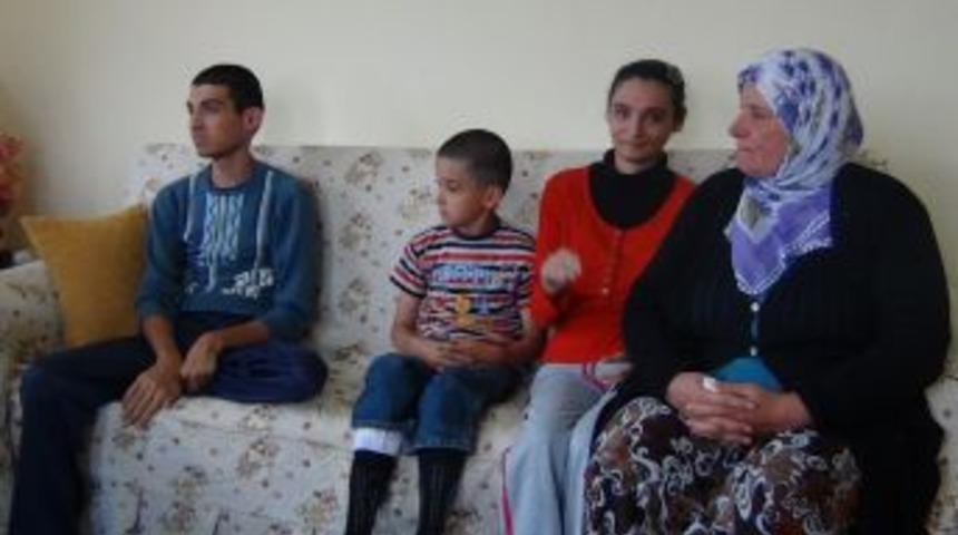 &Uuml;nl&uuml; Ailesi, 13 Yıldır 3 Engelli &Ccedil;ocuğu I&ccedil;in Ev Hapsi Yaşıyor